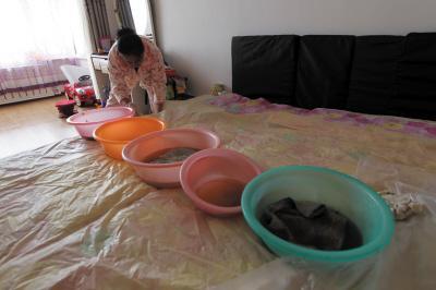 轮台楼上漏水，住户失联，小区没物管，业主维权难！律师来支招……